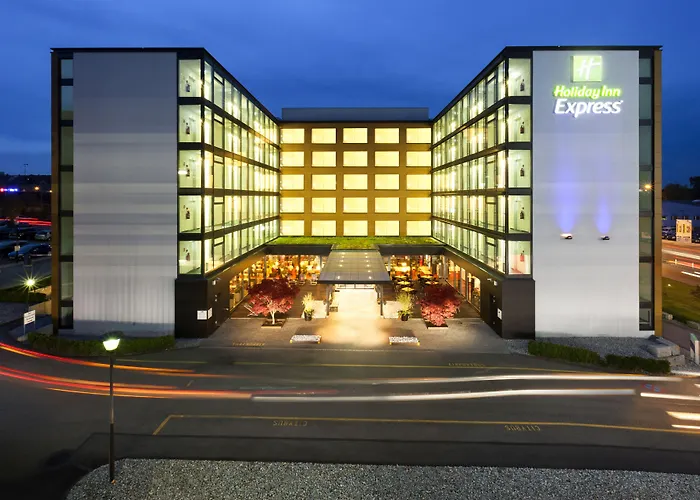 Holiday Inn Express Zürich Airport, an IHG Hotel Rümlang